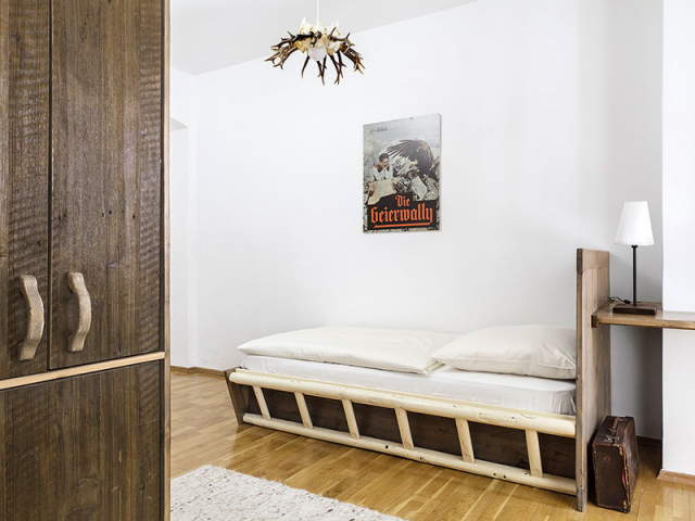 Zimmer Geierwally - Bett und Schrank